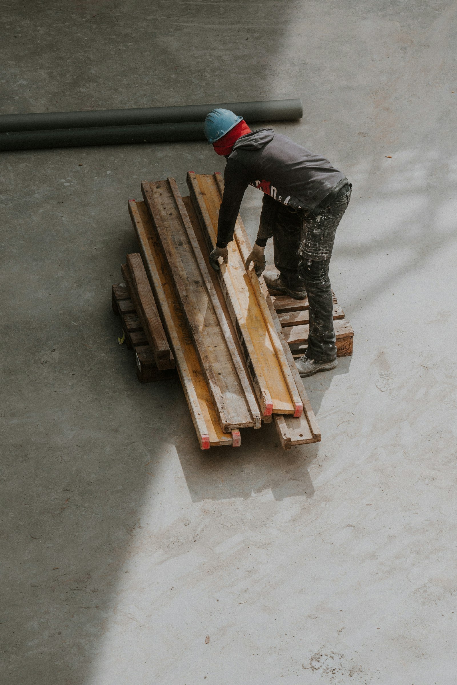 Artisan du bâtiment au travail sur un chantier