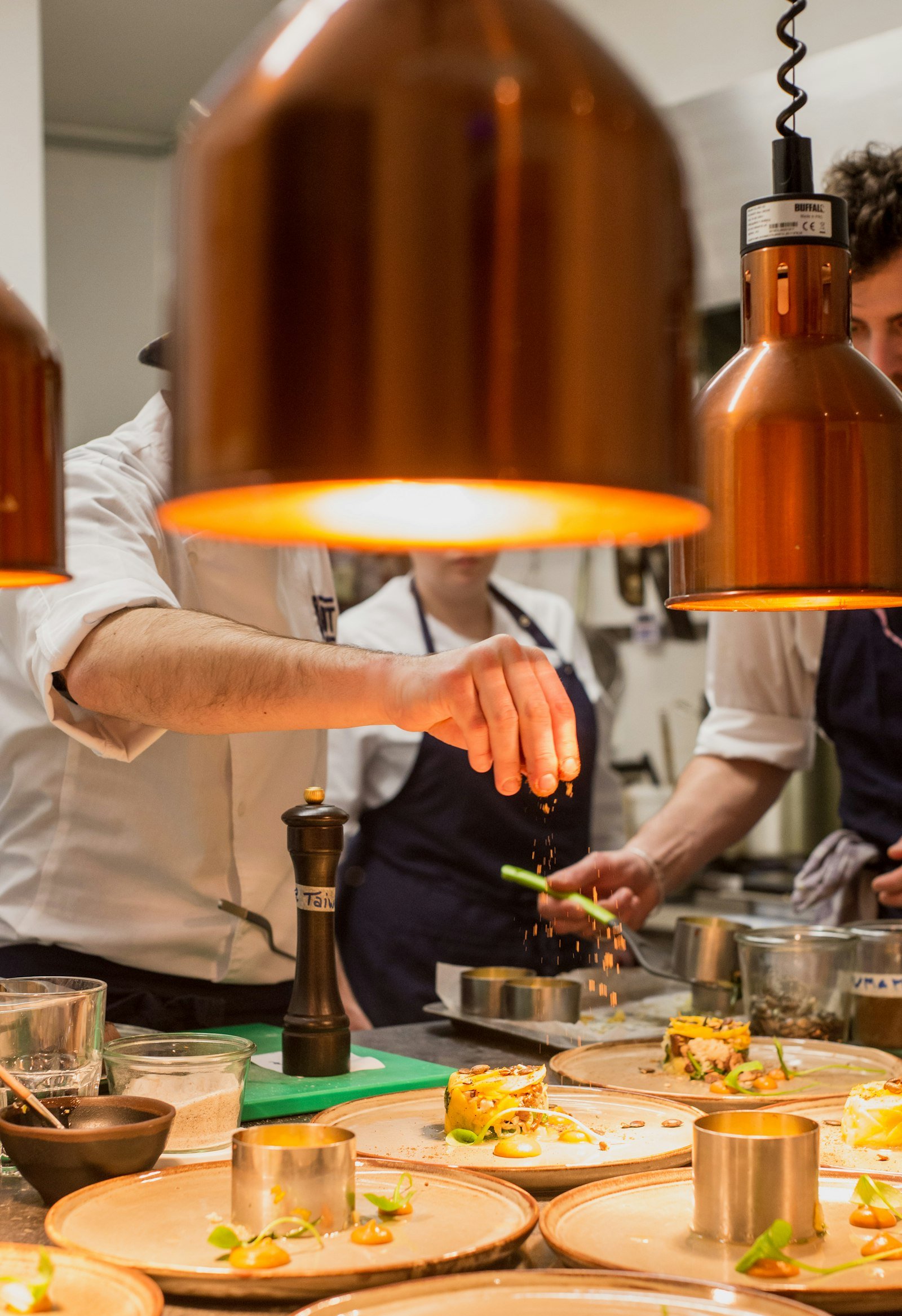 Brigade en cuisine préparant le service